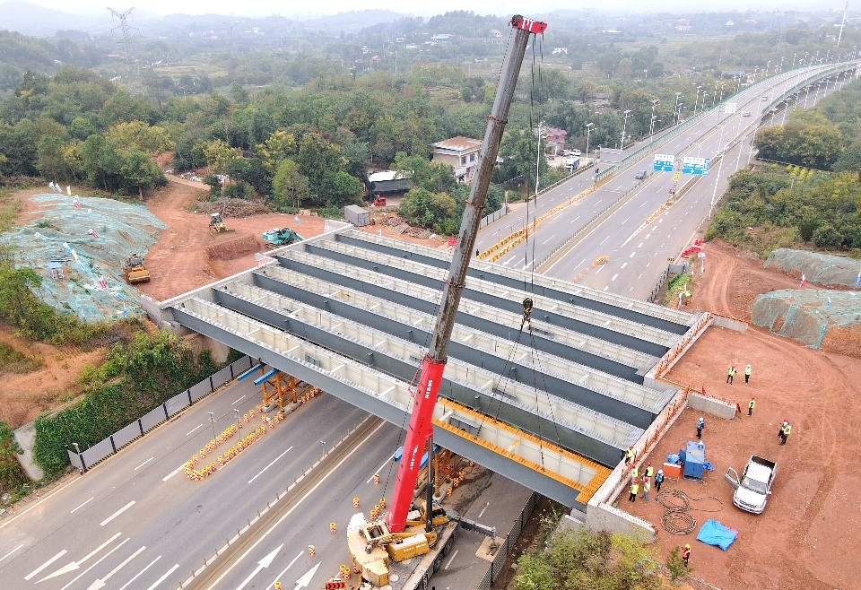 跨洞株公路最后一片钢箱梁吊装完成.jpg